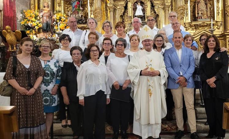 Imagen principal - Arriba, celebración de la Novena. Debajo, Don Francisco Cerro junto a las autoridades locales y la Coral Manatíos. 
