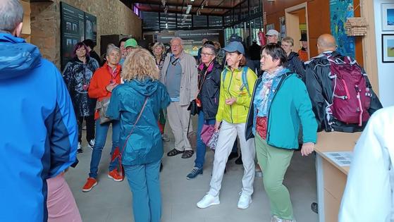 Un numeroso grupo de turistas europeos disfrutan de Los Barruecos