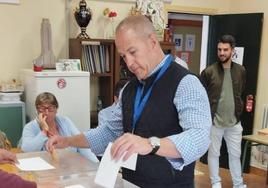 Alfredo Aguilera, alcalde de Malpartida de Cáceres, ejerciendo su derecho al voto.