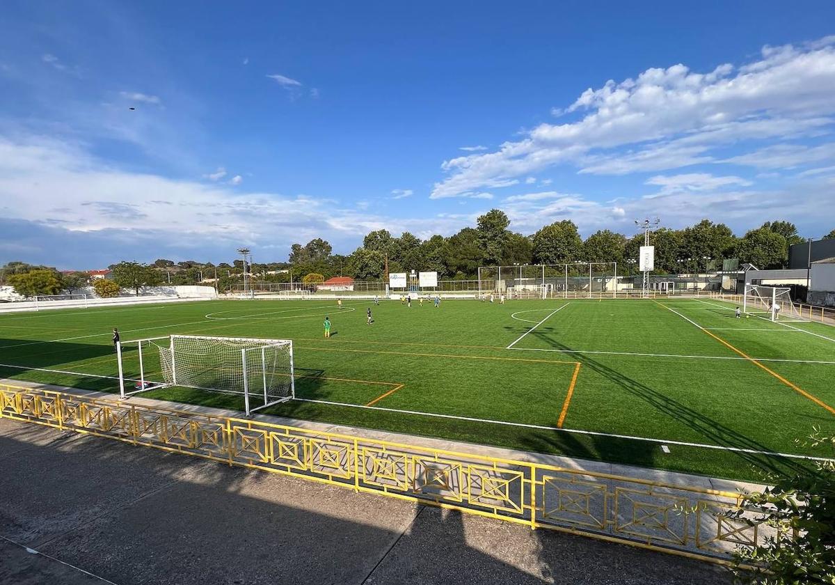 El Campo de Fútbol 'Vicente del Bosque' estrena césped