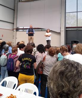 Imagen secundaria 2 - Arriba, visita a varias zonas de la localidad. Debajo, Alfredo Aguilera, alcalde de Malpartida de Cáceres, recibiendo a las visitantes.