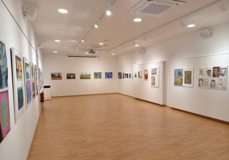 Imagen principal - Parte de la exposición con las obras de los alumnos.