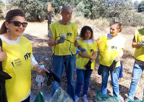 Imagen secundaria 1 - &#039;1m2 contra la basuraleza&#039; recogió 14 kilos de residuos en el paraje de San Isidro