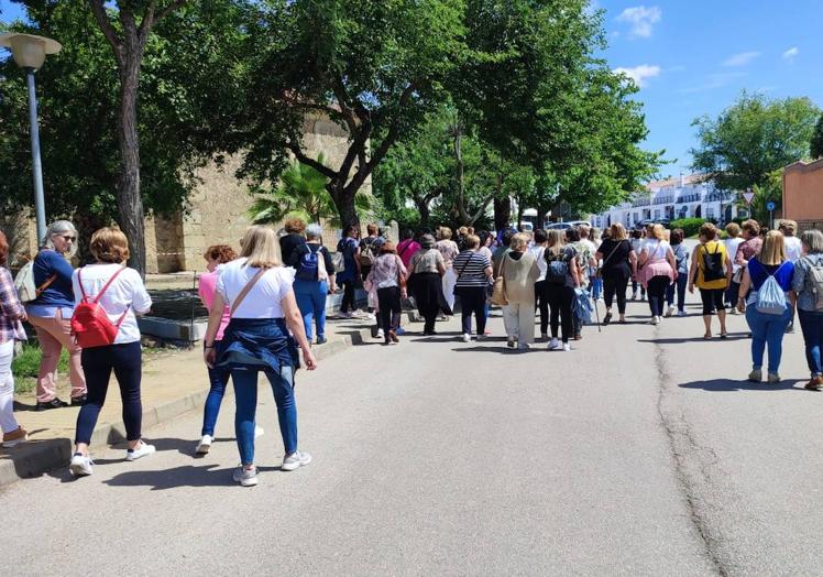 Imagen principal - Arriba, visita a varias zonas de la localidad. Debajo, Alfredo Aguilera, alcalde de Malpartida de Cáceres, recibiendo a las visitantes.