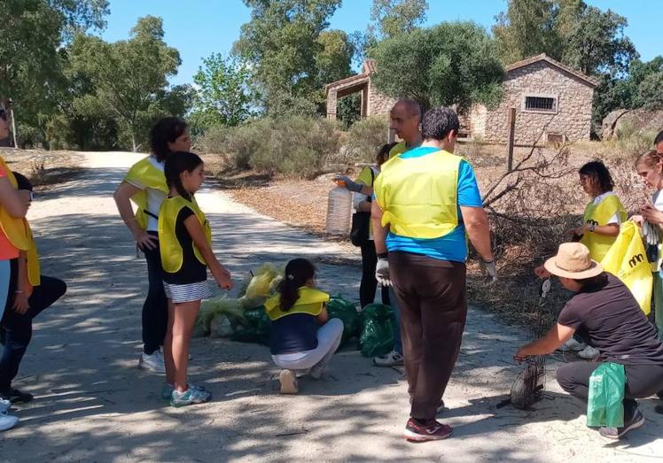 Imagen principal - &#039;1m2 contra la basuraleza&#039; recogió 14 kilos de residuos en el paraje de San Isidro