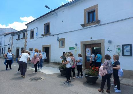 Imagen secundaria 1 - Arriba, visita a varias zonas de la localidad. Debajo, Alfredo Aguilera, alcalde de Malpartida de Cáceres, recibiendo a las visitantes.