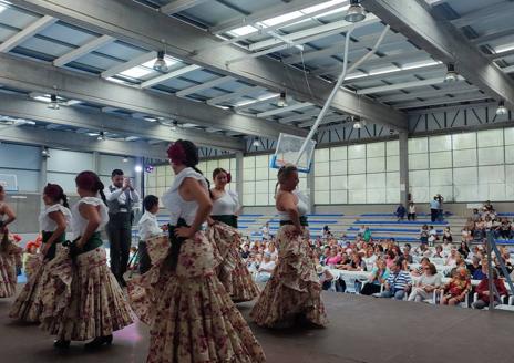 Imagen secundaria 1 - 200 personas participaron en la convivencia comarcal de las Amas de Casa en Malpartida de Cáceres