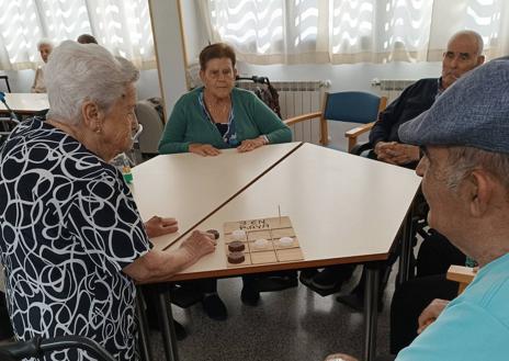 Imagen secundaria 1 - Los mayores de la residencia Santa Ana participan en una jornada de Educación Ambiental con el Centro de Interpretación