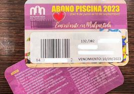 La lectura del código de los abonos permite entrar a la piscina con una fotografía del mismo