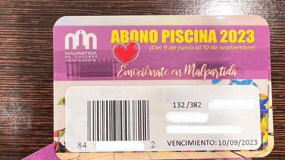 La lectura del código de los abonos permite entrar a la piscina con una fotografía del mismo