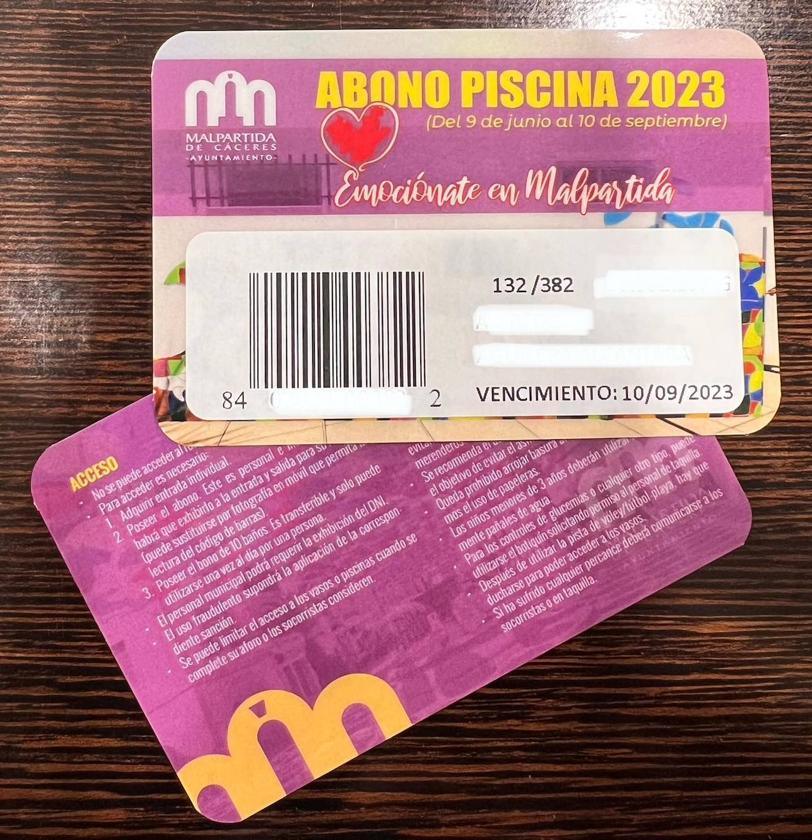 La lectura del código de los abonos permite entrar a la piscina con una fotografía del mismo