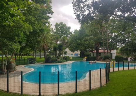 Imagen secundaria 1 - Algunos bañistas se atrevieron a darse el primer chapuzón del verano.