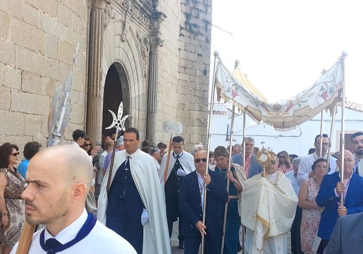 Imagen principal - Malpartida de Cáceres celebra el Corpus Christi