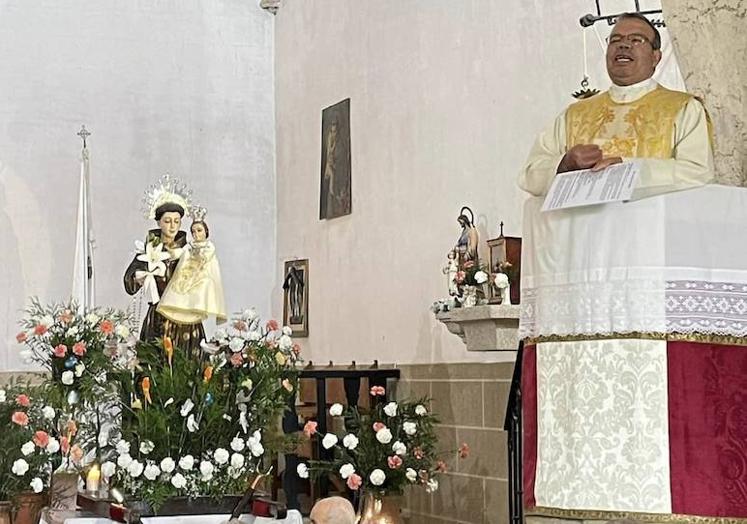 Imagen principal - El reparto de bollos bendecidos puso fin a los actos en honor a San Antonio
