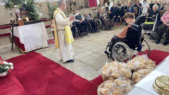 El reparto de bollos bendecidos puso fin a los actos en honor a San Antonio