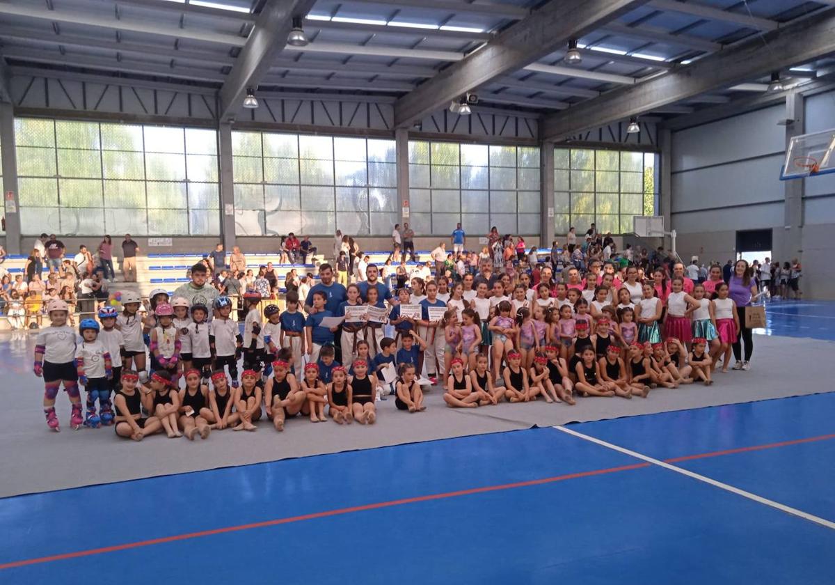 Foto de familia tras la clausura.