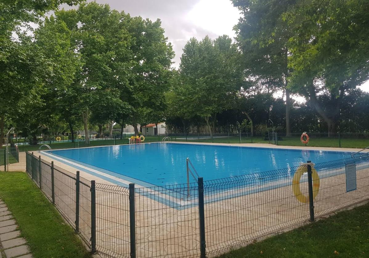 Uno de los tres vasos con los que cuenta la piscina de Malpartida de Cáceres.