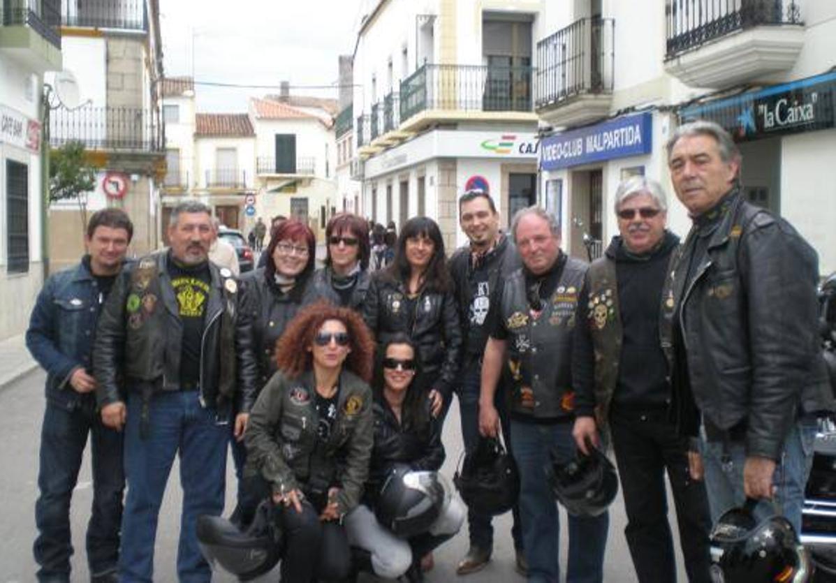 Imagen de archivo de un grupo de los Buitres Leonaos visitando Malpartida en 2011 durante la Ruta de la Tapa.
