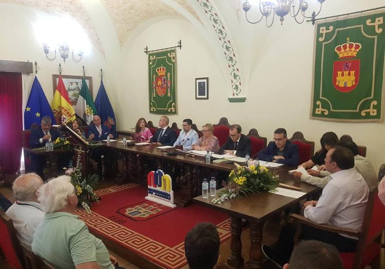 Imagen principal - Alfredo Aguilera es investido alcalde para su cuarta legislatura