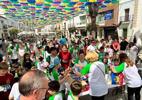Imagen secundaria 1 - Unas 150 personas participaron en la marcha &#039;Me pongo en tu piel&#039;