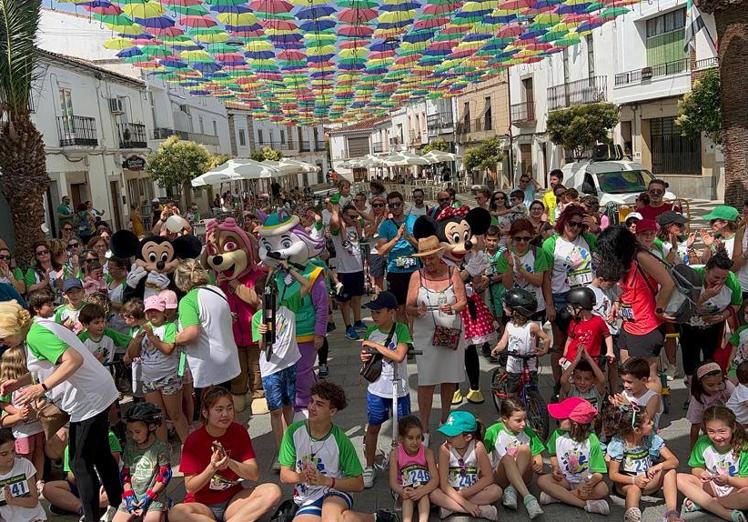 Imagen principal - Unas 150 personas participaron en la marcha &#039;Me pongo en tu piel&#039;