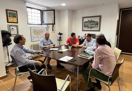 Reunión en que se ha firmado el aplazamiento de la obra.