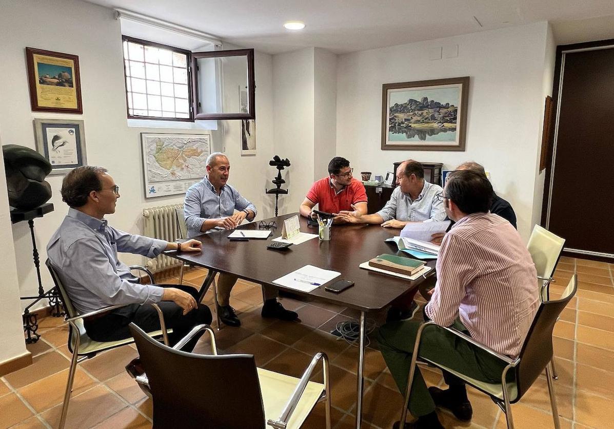 Reunión en que se ha firmado el aplazamiento de la obra.