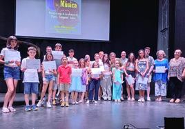 Fotografía de familia tras la entrega de diplomas.