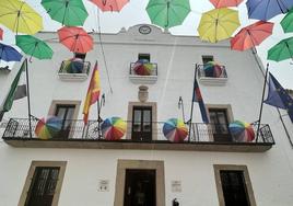 Paraguas de colores en los balcones del Ayuntamiento malpartideño.