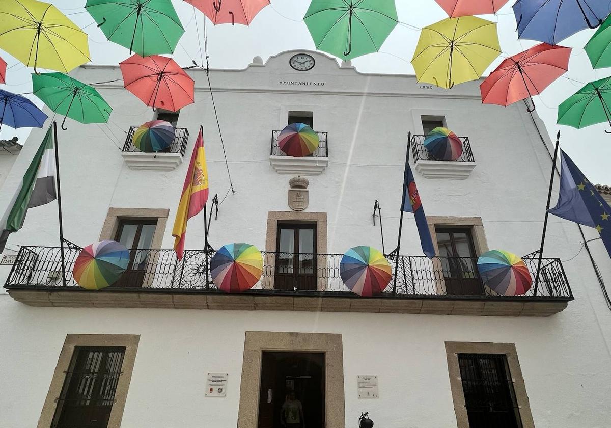 Paraguas de colores en los balcones del Ayuntamiento malpartideño.