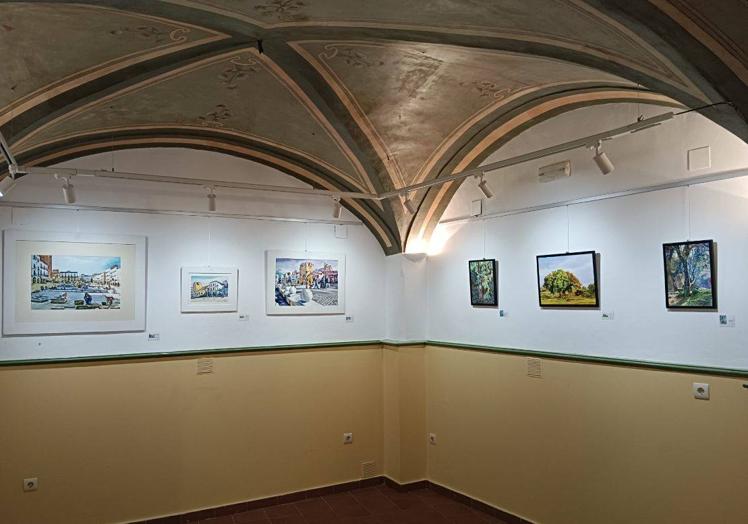 Imagen principal - Imágenes de la inauguración. Debajo, el artista Francisco Domínguez. Cedidas