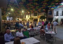 Malpartida volvió a llenar bares y terrazas durante la Cena de Colores