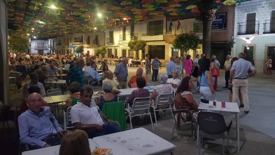 Malpartida volvió a llenar bares y terrazas durante la Cena de Colores