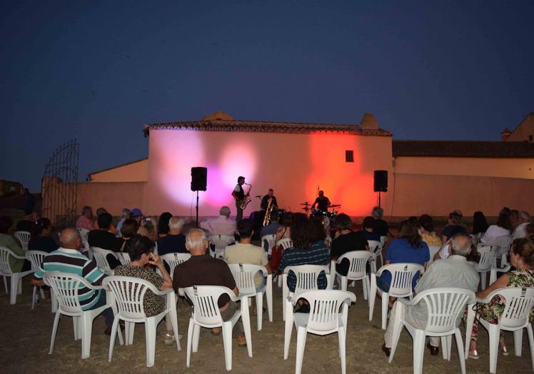 Imagen principal - La improvisación del trío CRA llenó de texturas sonoras el patio de los toros del Museo Vostell