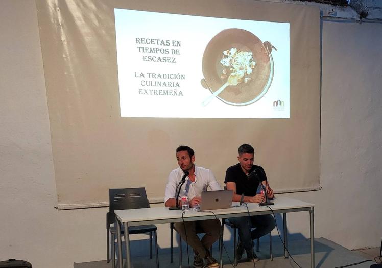 Imagen principal - Gran asistencia a la charla gastronómica 'Recetas en tiempos de escasez: la tradición culinaria extremeña'