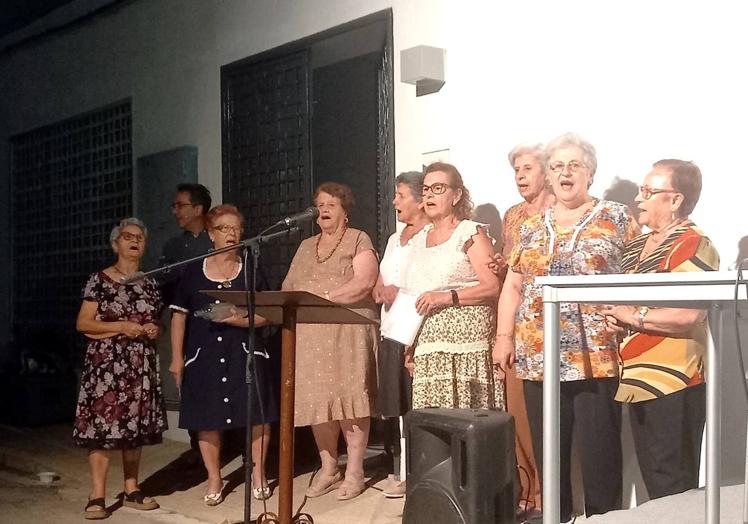 Imagen principal - Gran asistencia a la charla gastronómica 'Recetas en tiempos de escasez: la tradición culinaria extremeña'