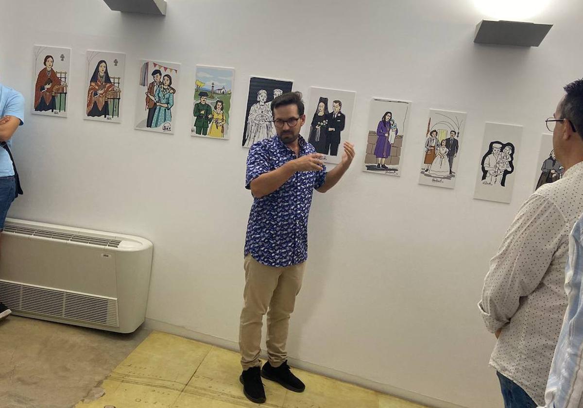 Abel Parra, junto a algunas de las obras que componen la exposición.