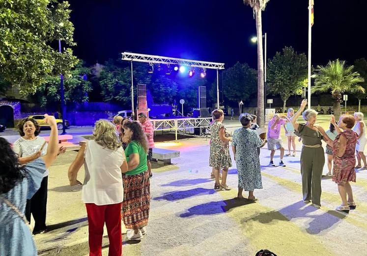 Imagen principal - La jornada finalizó con un baile en la Plaza de la Nora.