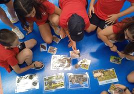 Varios niños aprendiendo sobre el Monumento Natural malpartideño.