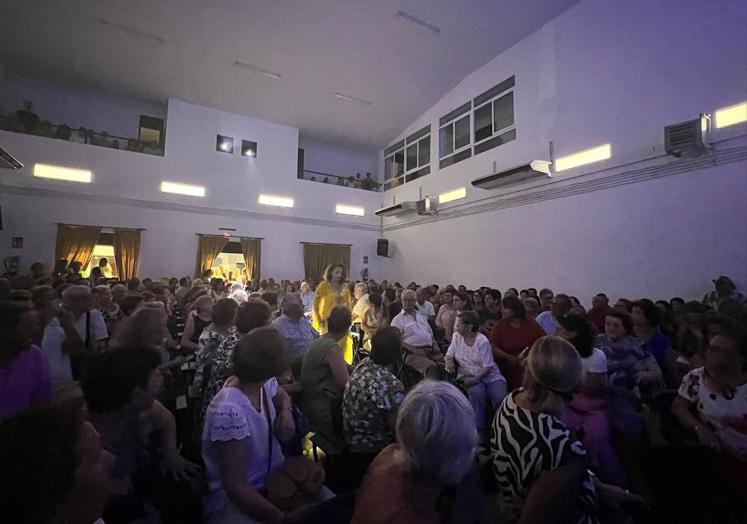 Imagen principal - Gran asistencia al festival benéfico de Cáritas