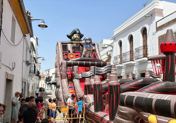 Imagen principal - Multitudinaria Fiesta del Agua
