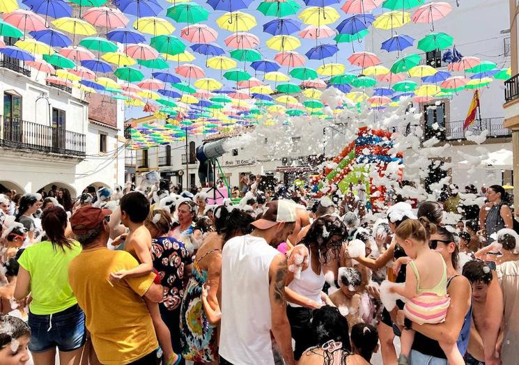Imagen principal - Multitudinaria Fiesta del Agua