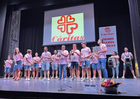 Imagen secundaria 1 - Gran asistencia al festival benéfico de Cáritas