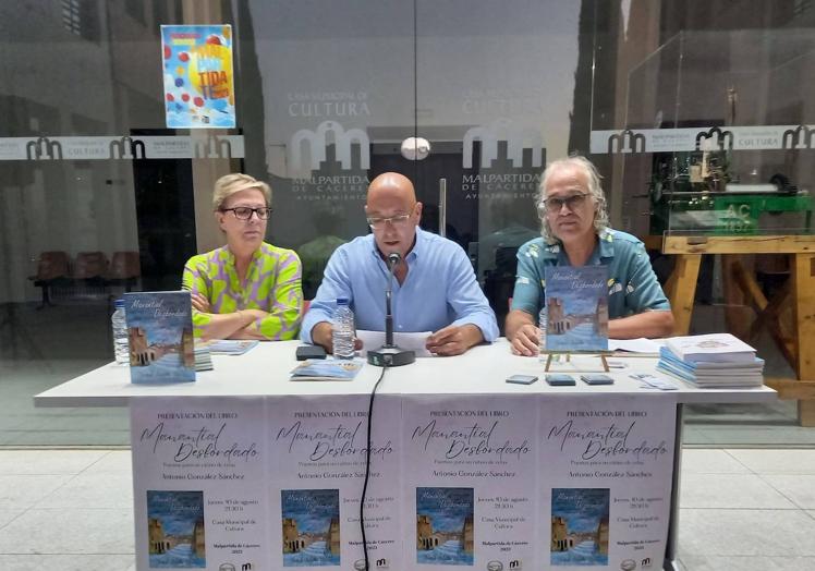 Imagen principal - Antonio González presenta su último poemario