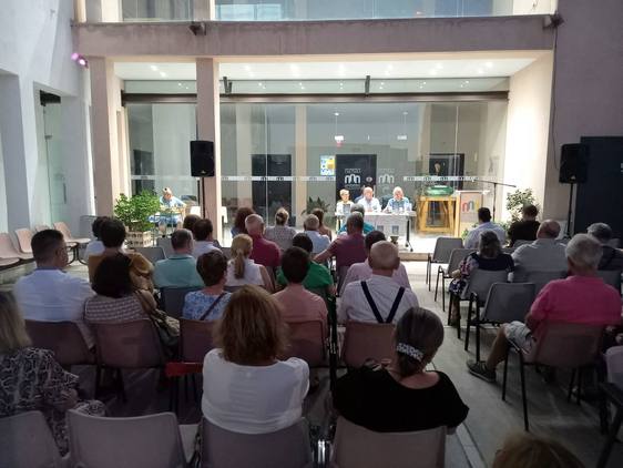 Antonio González presenta su último poemario
