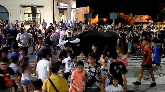 Divertido encierro durante la noche infantil