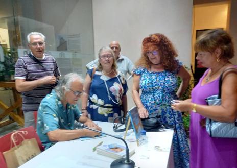 Imagen secundaria 1 - Antonio González presenta su último poemario