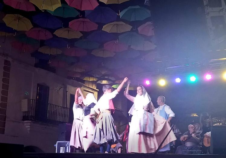 Imagen principal - El Folklore hizo vibrar a Malpartida de Cáceres