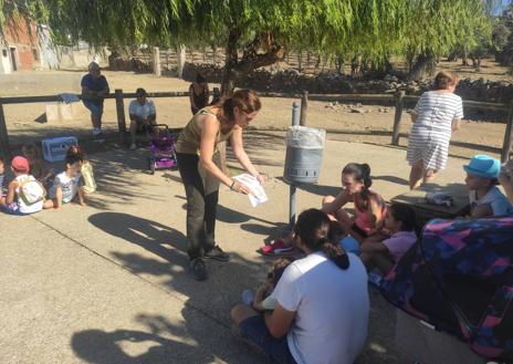 Imagen secundaria 1 - El Centro de Interpretación M. N. Barruecos libera dos pollos ce cernícalo en Casas de Millán