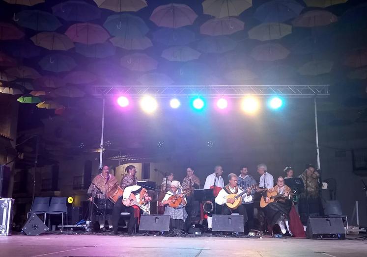 Imagen principal - El Folklore hizo vibrar a Malpartida de Cáceres